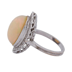 Bague Entourage en or blanc, opale et diamants - Castafiore