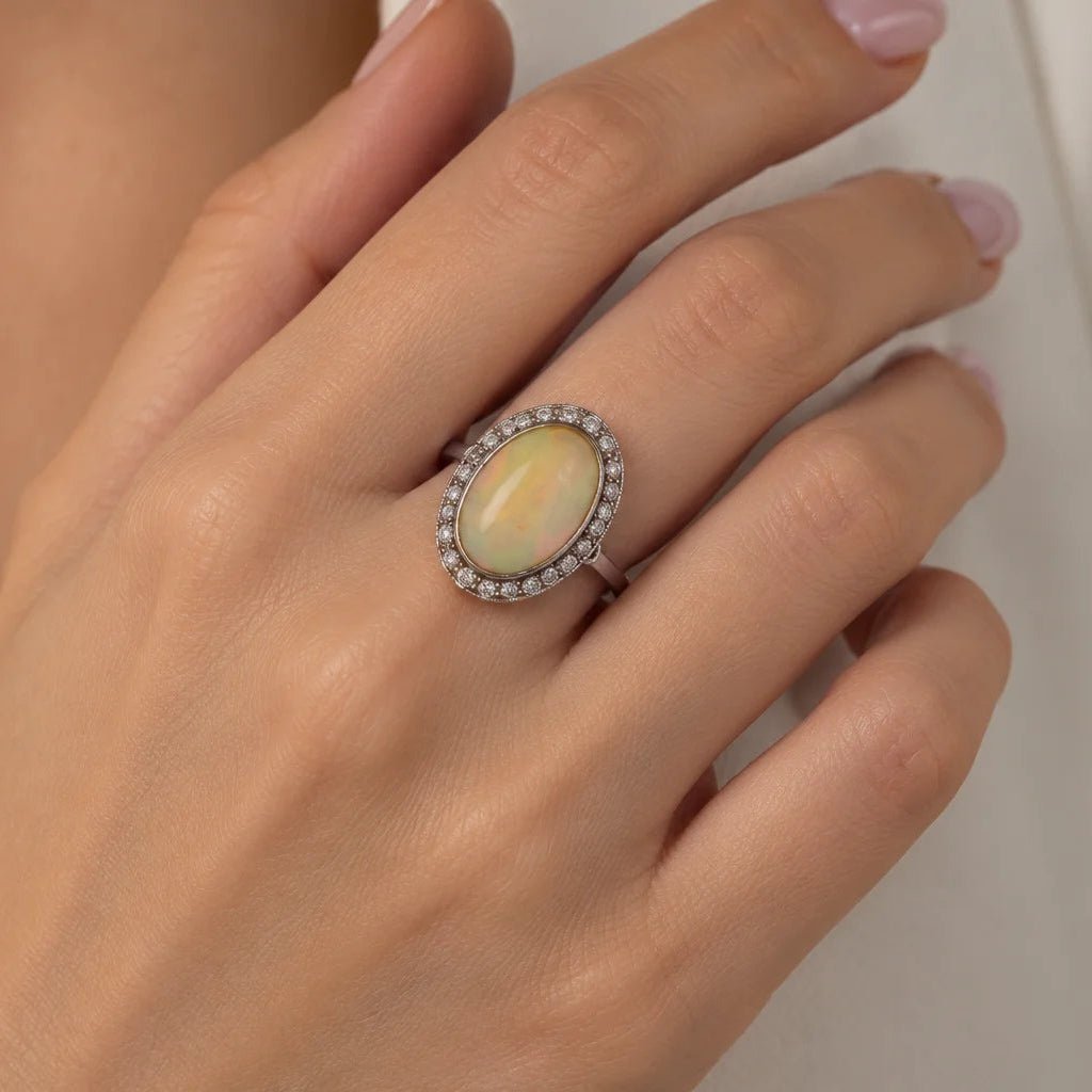 Bague Entourage en or blanc, opale et diamants - Castafiore