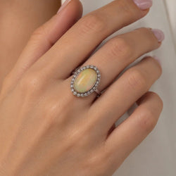 Bague Entourage en or blanc, opale et diamants - Castafiore