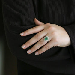 Bague Entourage en or blanc, or jaune, émeraude et diamants - Castafiore