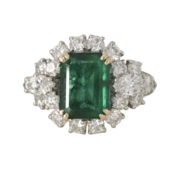 Bague Entourage en or blanc, or jaune, émeraude et diamants - Castafiore