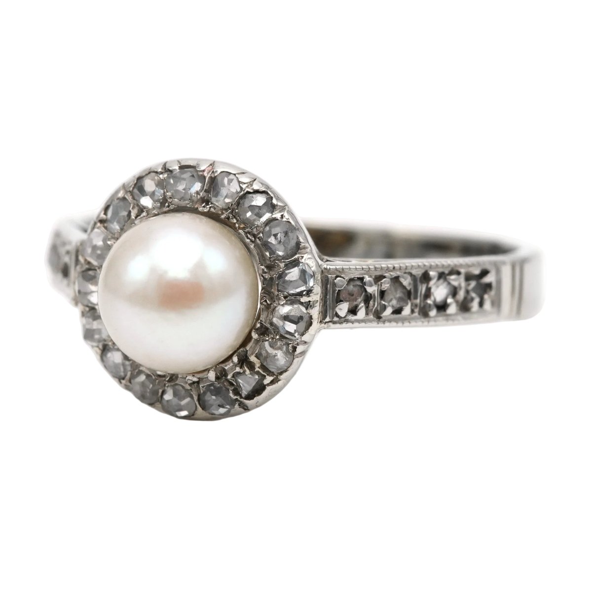 Bague Entourage en or blanc, perle et diamants - Castafiore