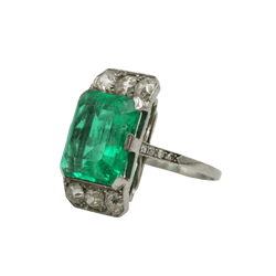 Bague Entourage en or blanc, platine, émeraude et diamants - Castafiore