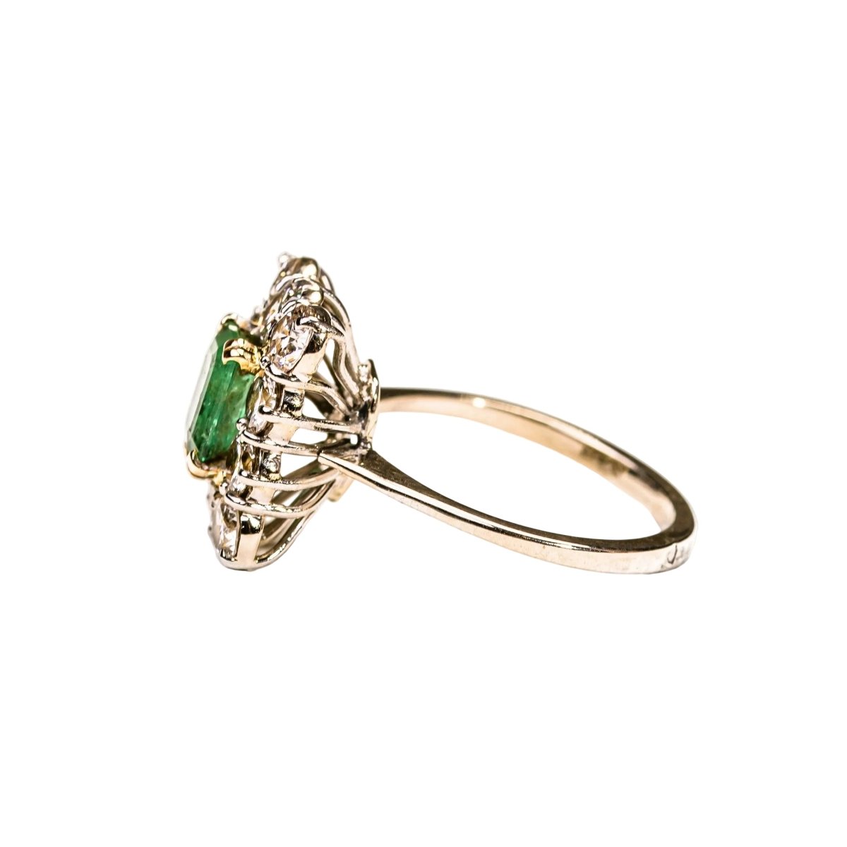 Bague Entourage en or blanc, platine, émeraude et diamants - Castafiore