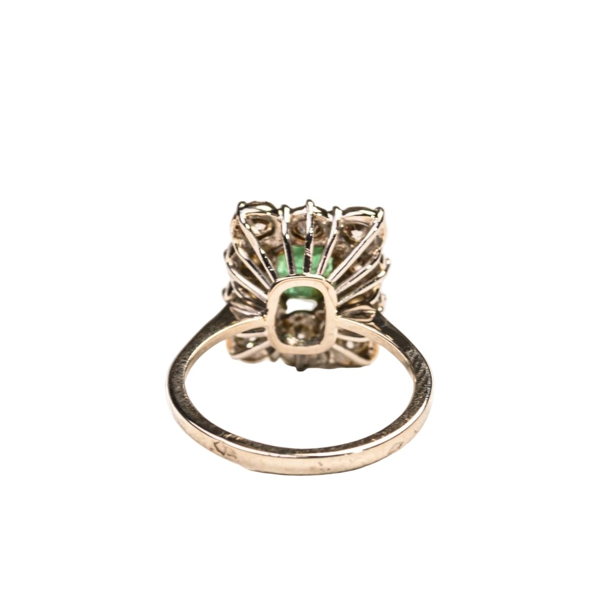 Bague Entourage en or blanc, platine, émeraude et diamants - Castafiore