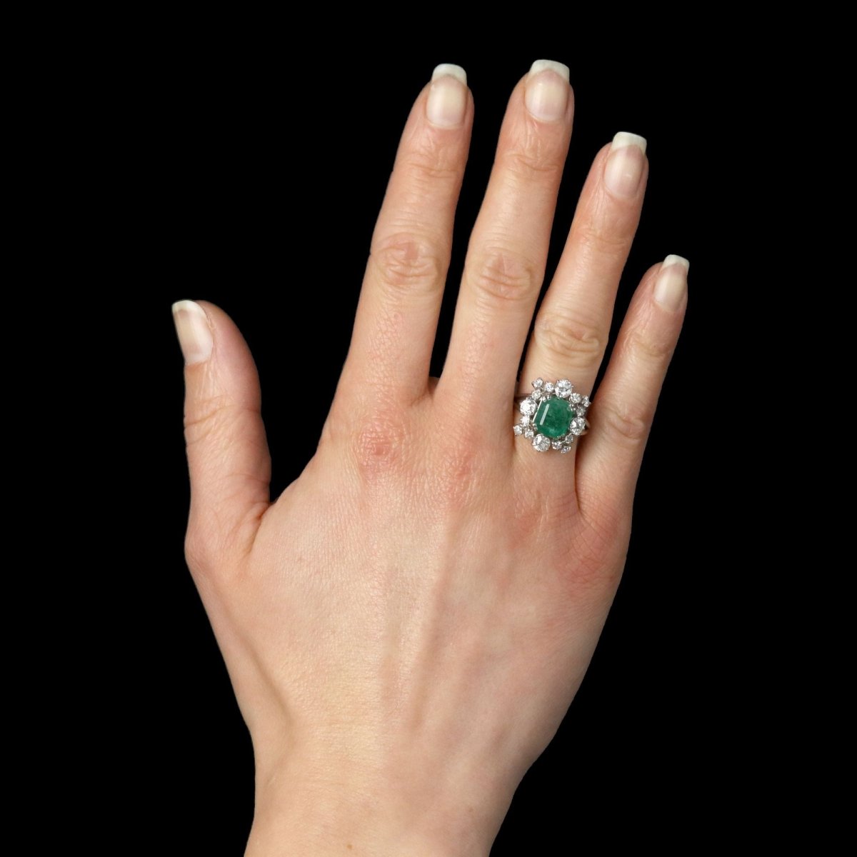 Bague Entourage en or blanc, platine, émeraude et diamants - Castafiore