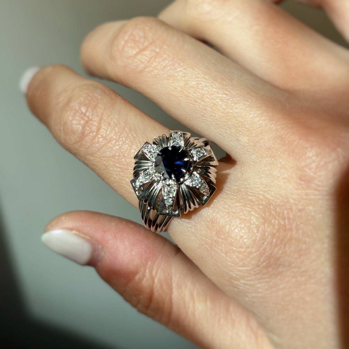 Bague Entourage en or blanc, platine, saphir, et diamants - Castafiore