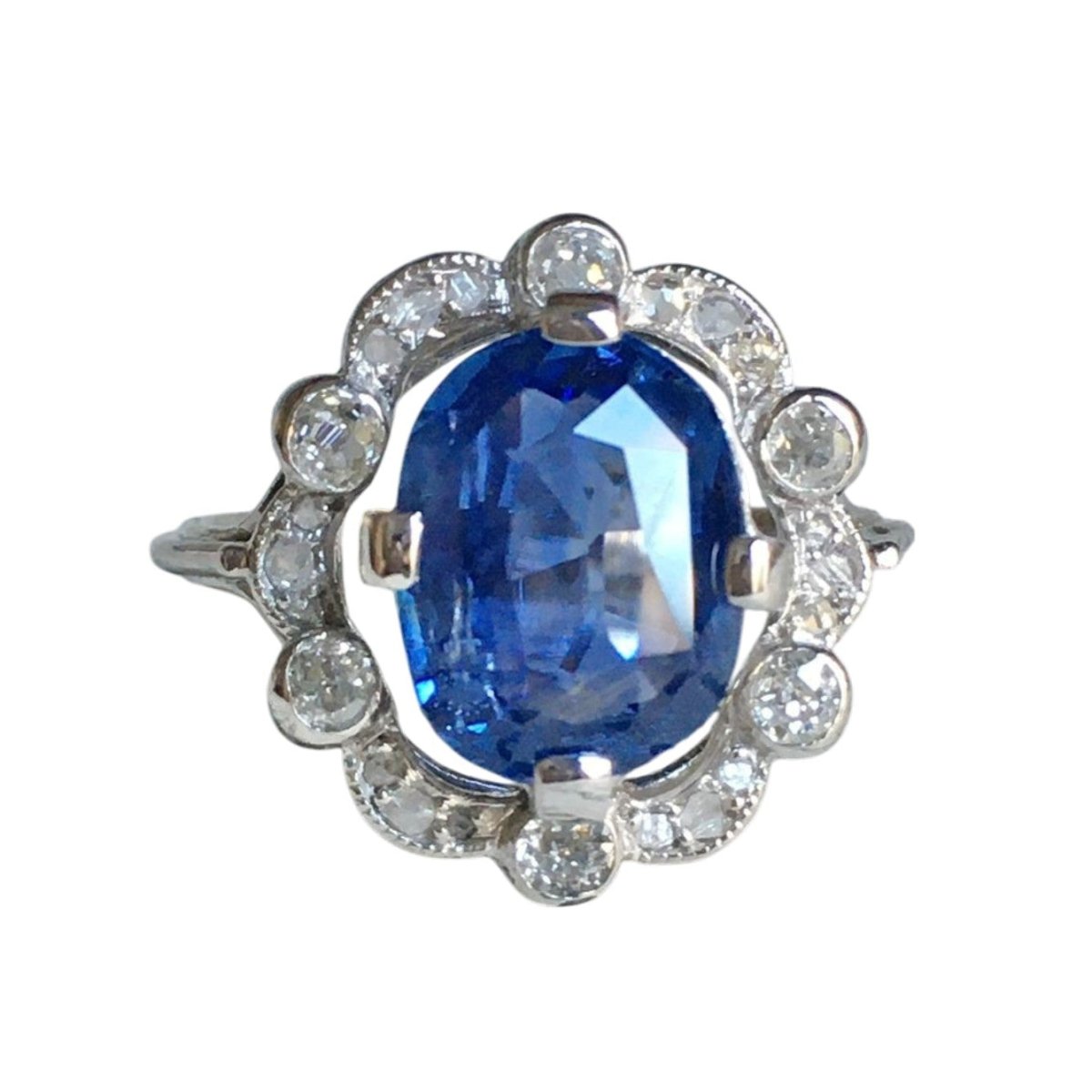 Bague Entourage en or blanc, platine, saphir et diamants - Castafiore