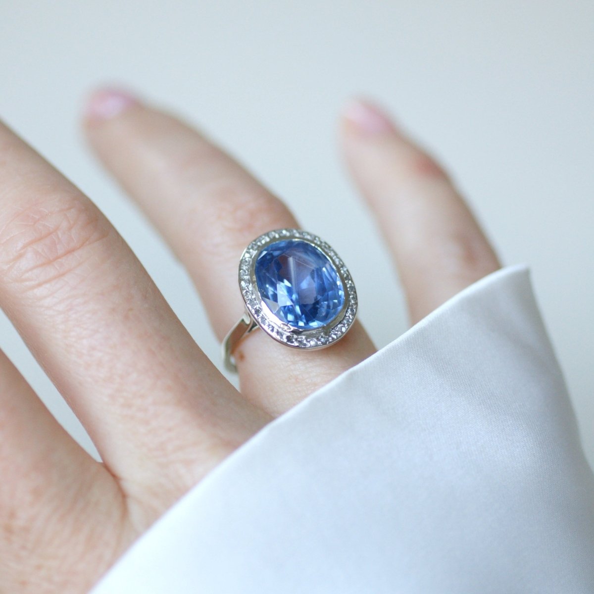 Bague Entourage en or blanc, platine, saphir et diamants - Castafiore