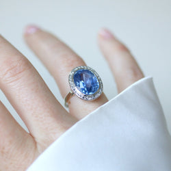 Bague Entourage en or blanc, platine, saphir et diamants - Castafiore