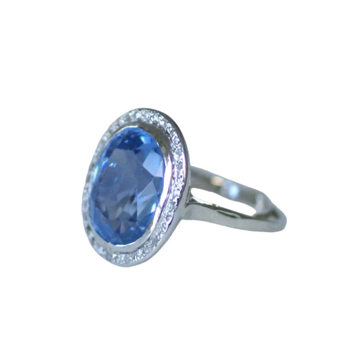 Bague Entourage en or blanc, platine, saphir et diamants - Castafiore