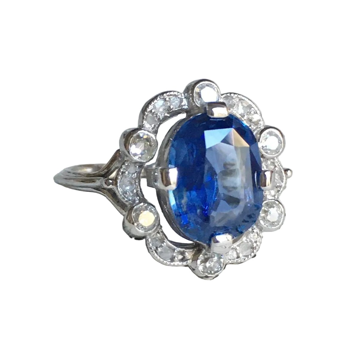 Bague Entourage en or blanc, platine, saphir et diamants - Castafiore