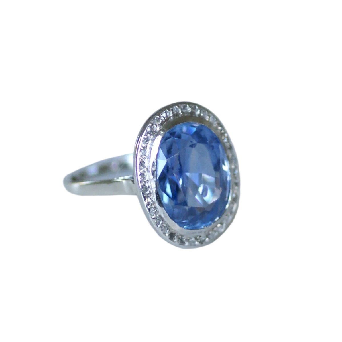 Bague Entourage en or blanc, platine, saphir et diamants - Castafiore