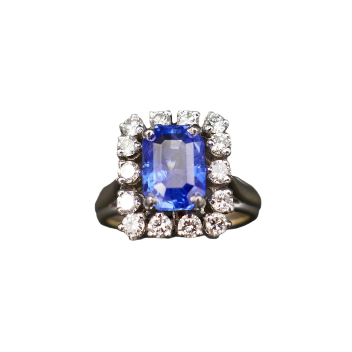 Bague Entourage en or blanc, platine, saphir naturel de Ceylan et diamants - Castafiore