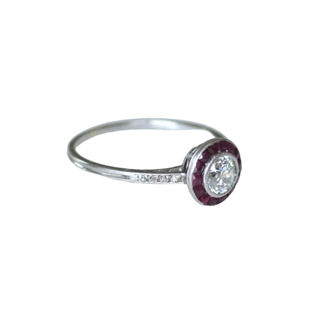 Bague Entourage en or blanc, rubis et diamants - Castafiore