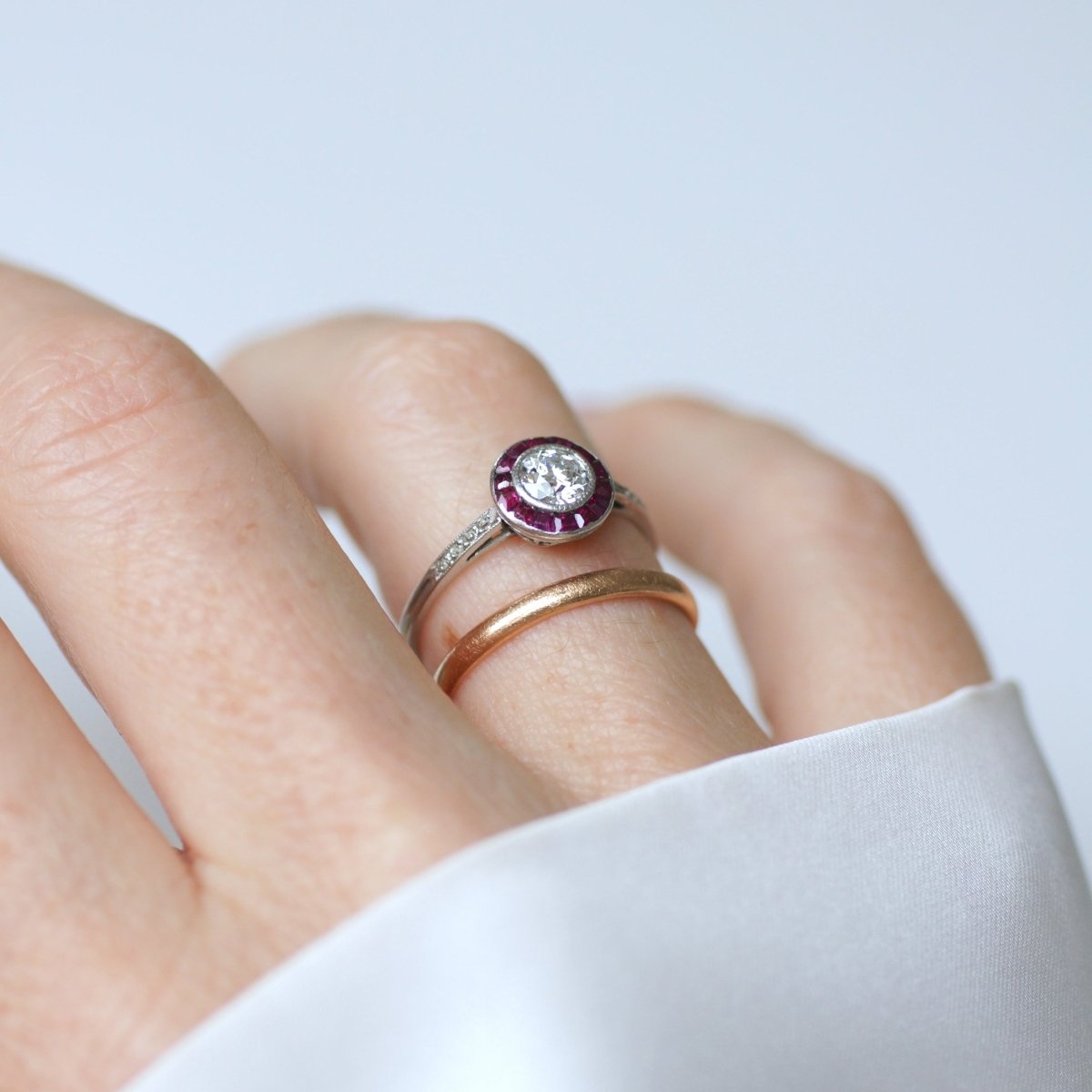 Bague Entourage en or blanc, rubis et diamants - Castafiore
