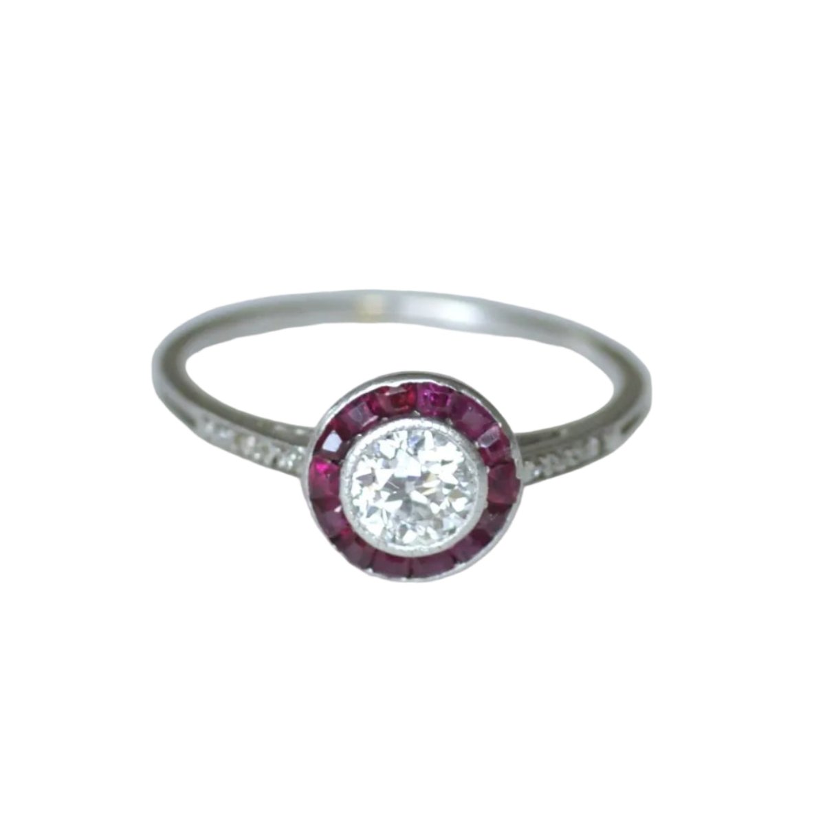 Bague Entourage en or blanc, rubis et diamants - Castafiore