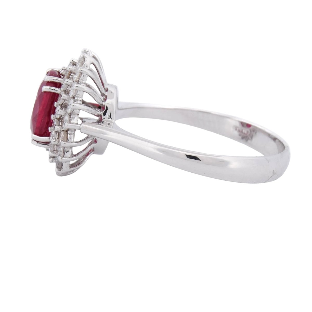 Bague Entourage en or blanc, rubis et diamants - Castafiore