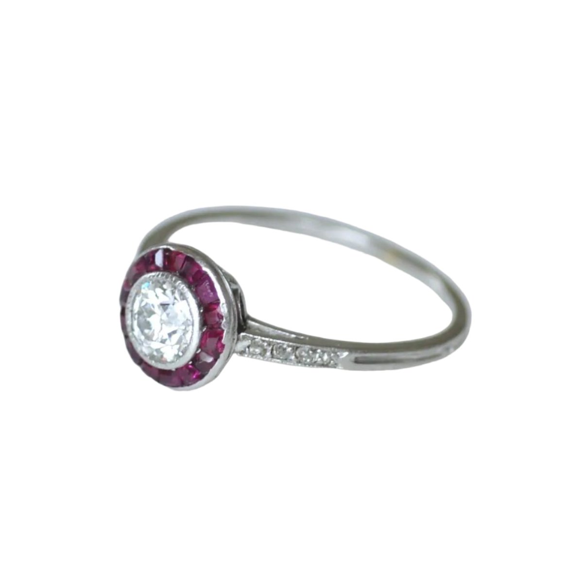 Bague Entourage en or blanc, rubis et diamants - Castafiore