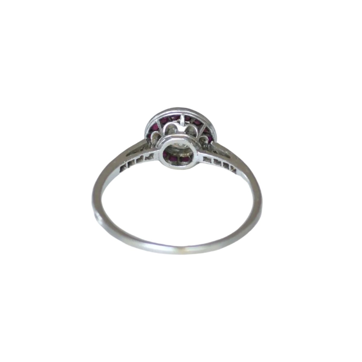 Bague Entourage en or blanc, rubis et diamants - Castafiore