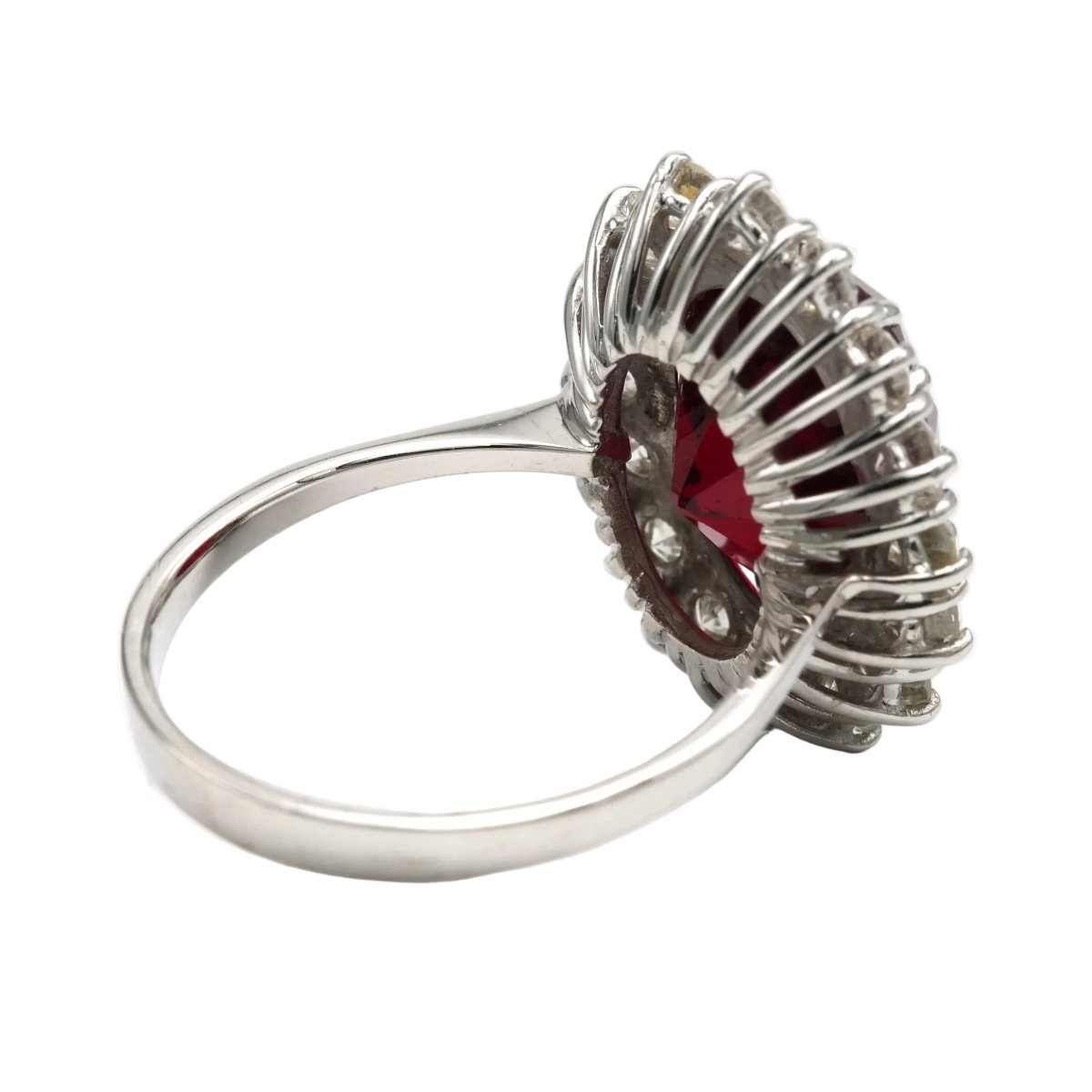 Bague Entourage en or blanc, rubis et diamants - Castafiore