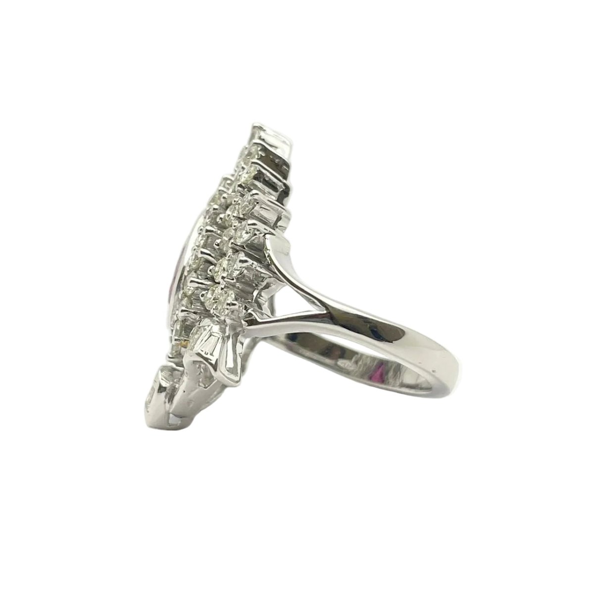 Bague Entourage en or blanc, rubis et diamants - Castafiore