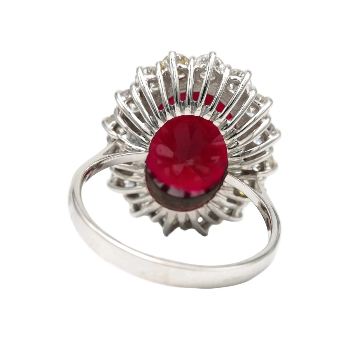 Bague Entourage en or blanc, rubis et diamants - Castafiore