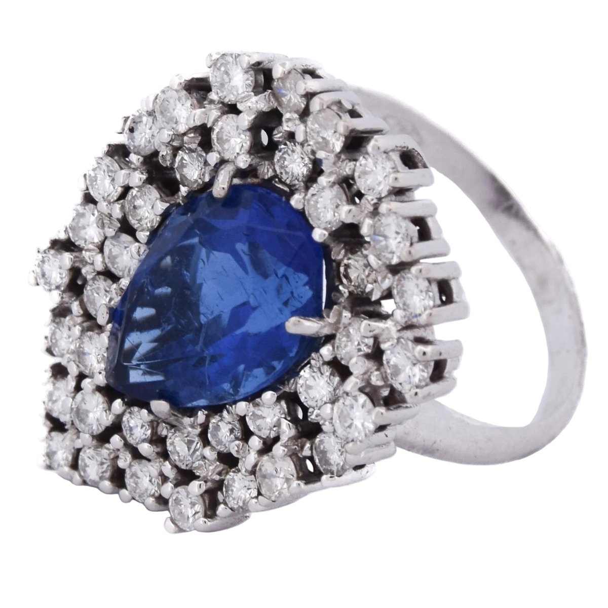 Bague Entourage en or blanc, saphir et diamants - Castafiore