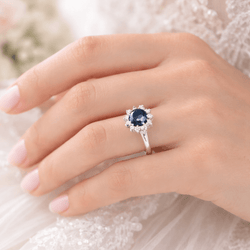 Bague Entourage en or blanc, saphir et diamants - Castafiore