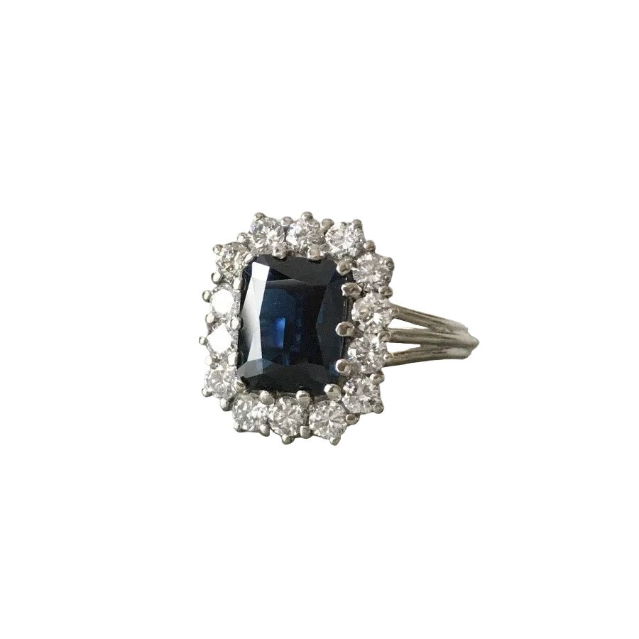 Bague Entourage en or blanc, saphir, et diamants - Castafiore