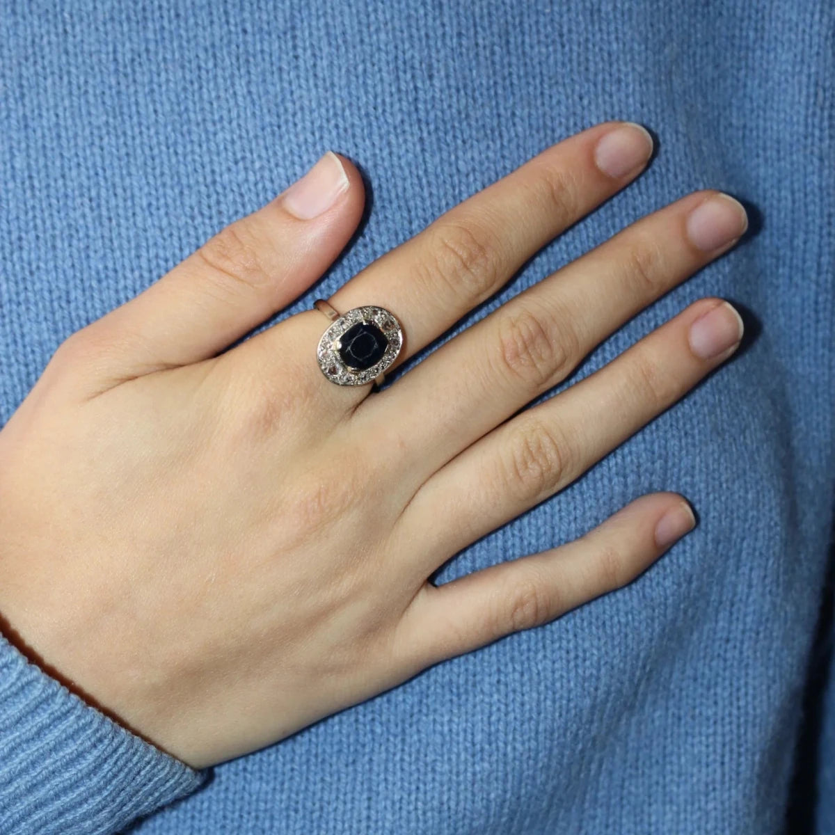 Bague Entourage en or blanc, saphir et diamants - Castafiore