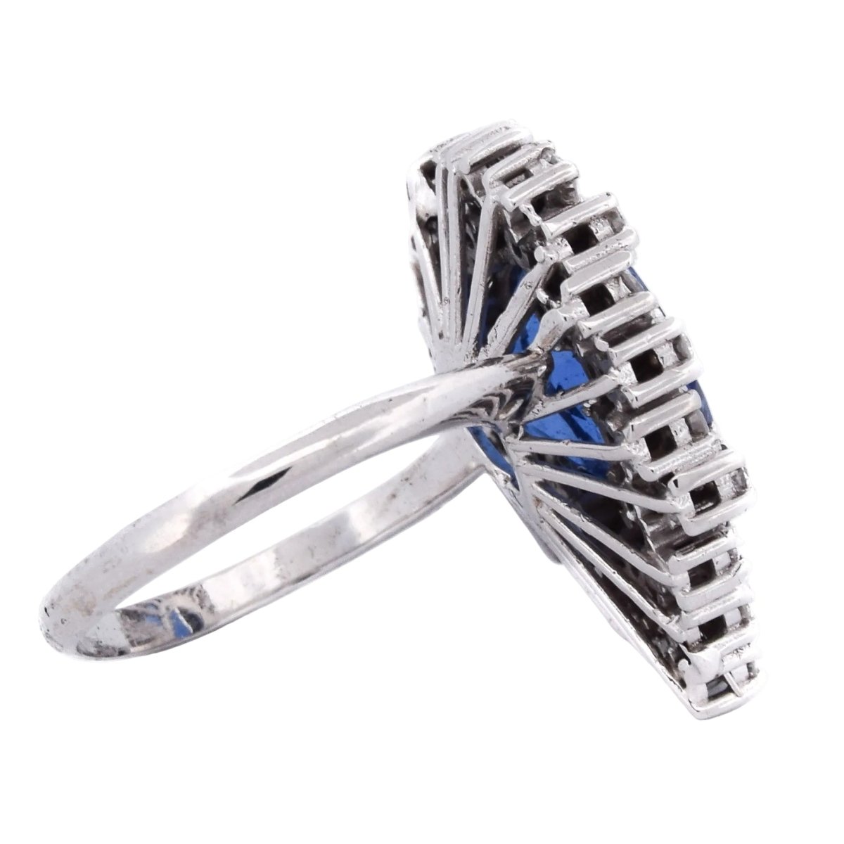 Bague Entourage en or blanc, saphir et diamants - Castafiore
