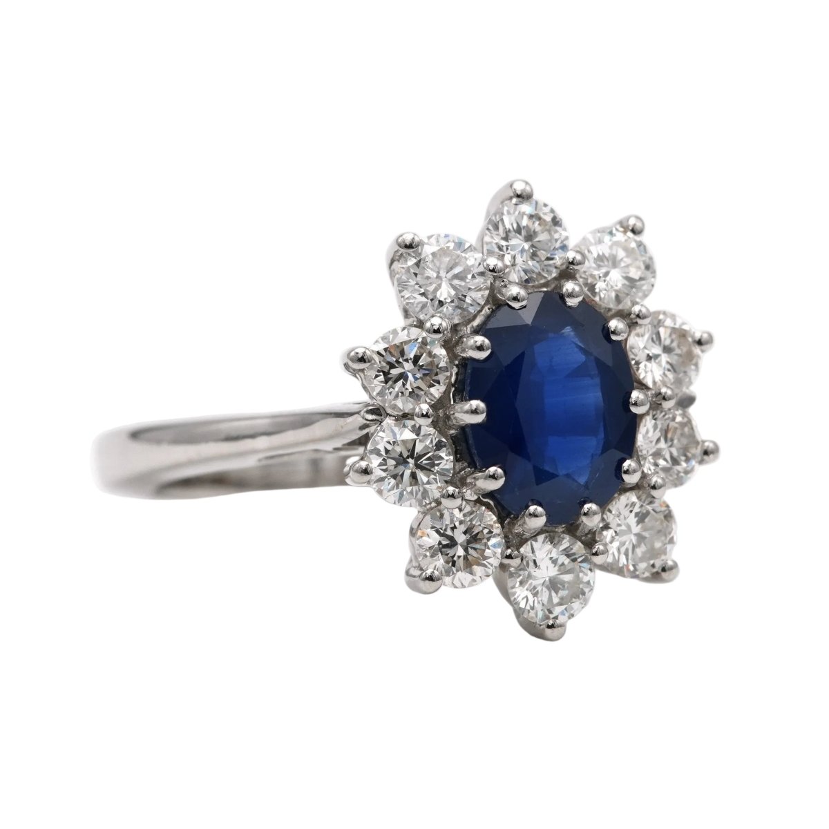 Bague Entourage en or blanc, saphir et diamants - Castafiore