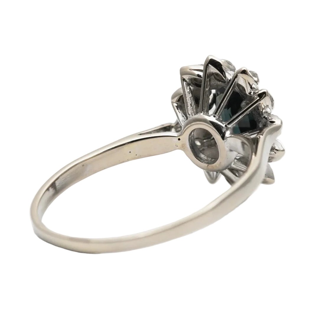 Bague Entourage en or blanc, saphir et diamants - Castafiore