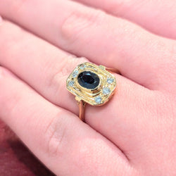 Bague Entourage en or blanc, saphir et diamants - Castafiore