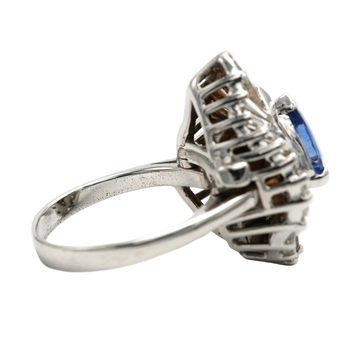 Bague Entourage en or blanc, saphir et diamants - Castafiore