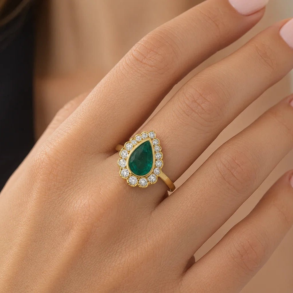 Bague Entourage en or jaune, émeraude et diamants - Castafiore