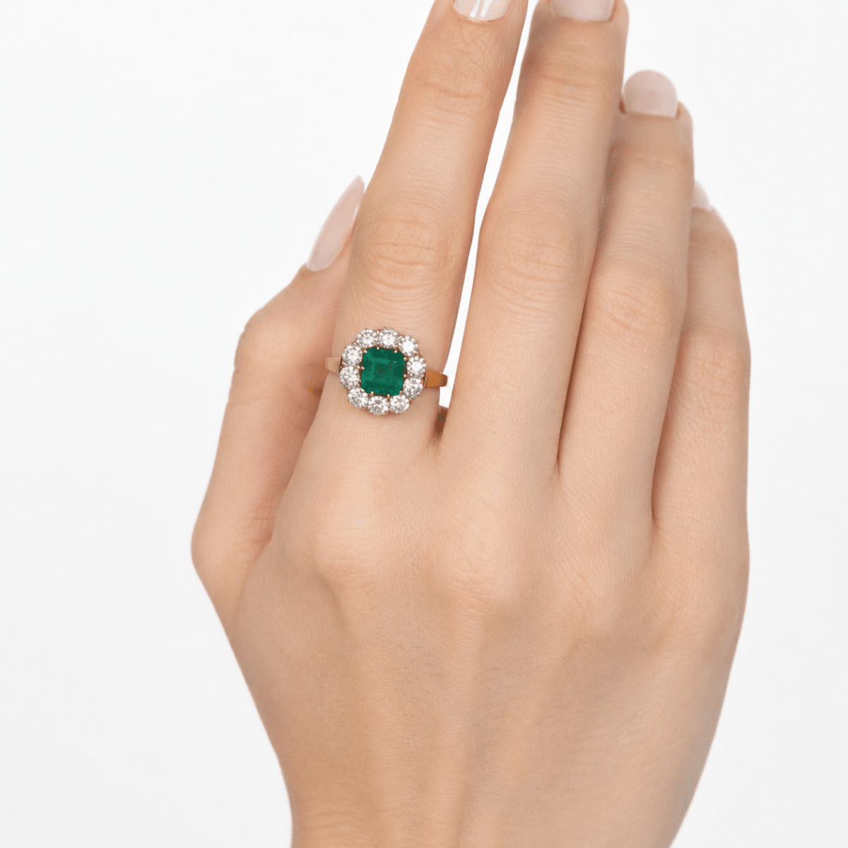 Bague Entourage en or jaune, émeraude et diamants - Castafiore