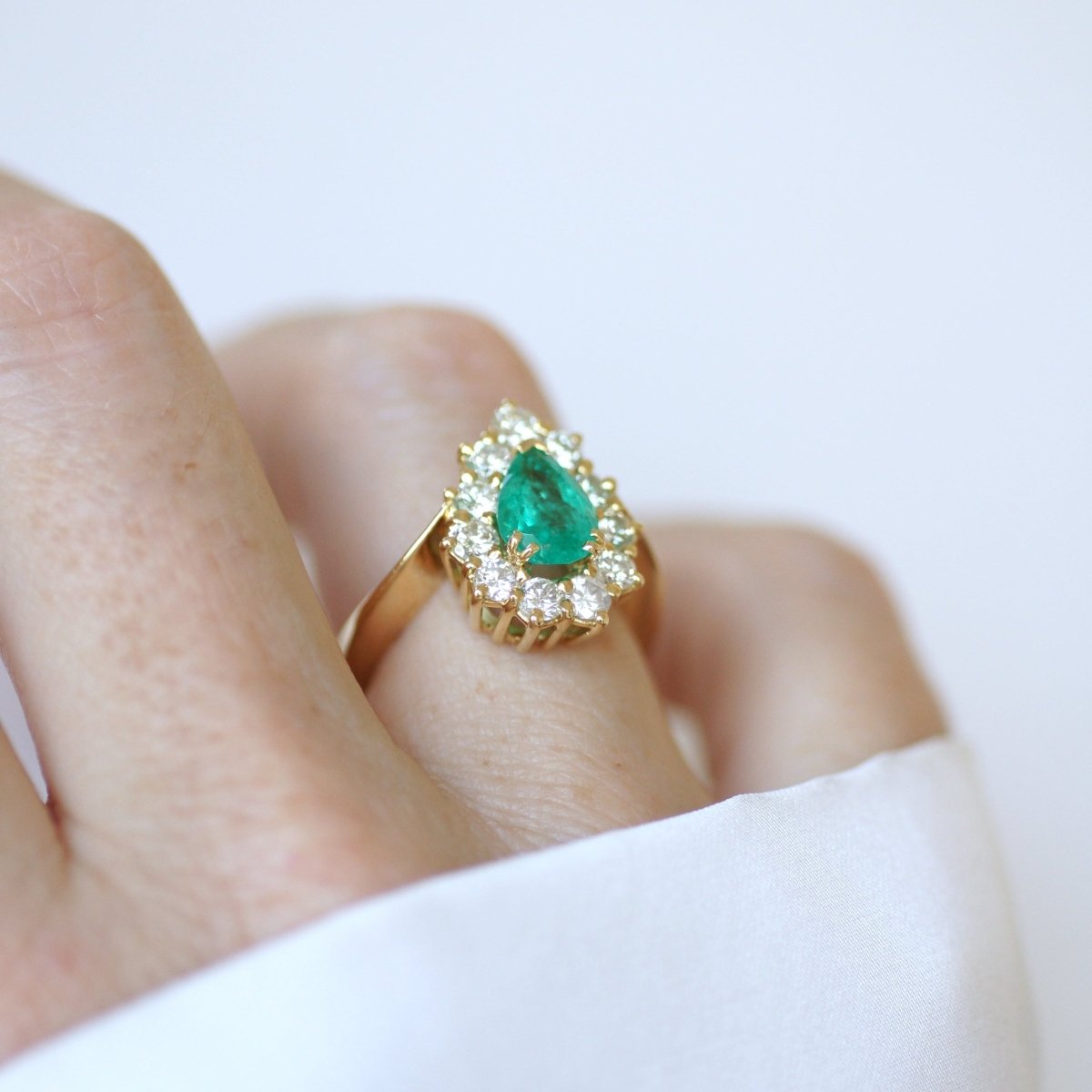 Bague Entourage en or jaune, émeraude et diamants - Castafiore