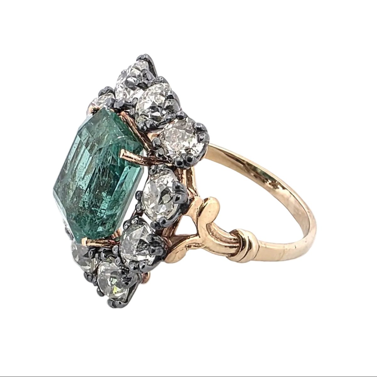 Bague Entourage en or jaune, émeraude et diamants - Castafiore