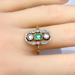 Bague Entourage en or jaune, émeraude et diamants - Castafiore