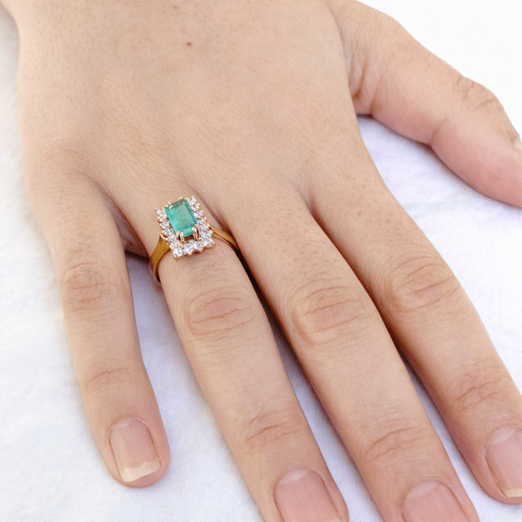 Bague Entourage en or jaune, émeraude, et diamants - Castafiore