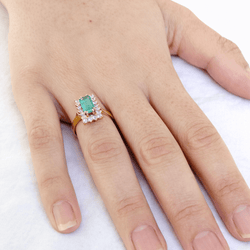 Bague Entourage en or jaune, émeraude, et diamants - Castafiore