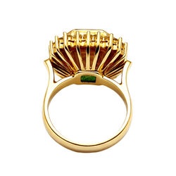 Bague Entourage en or jaune, émeraude et diamants - Castafiore