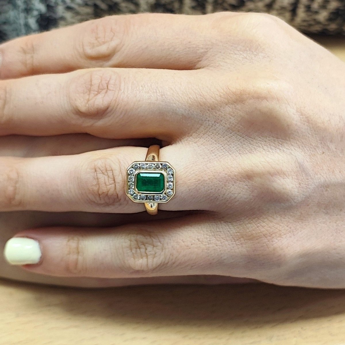 Bague Entourage en or jaune, émeraude et diamants - Castafiore