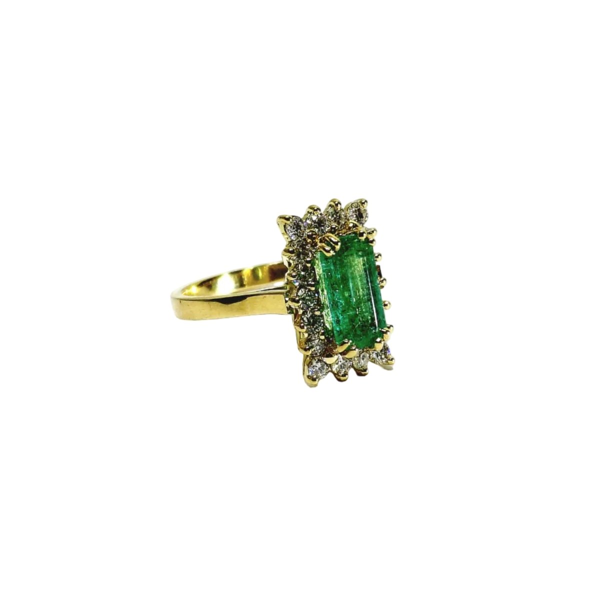 Bague Entourage en or jaune, émeraude, et diamants - Castafiore