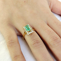 Bague Entourage en or jaune, émeraude, et diamants - Castafiore