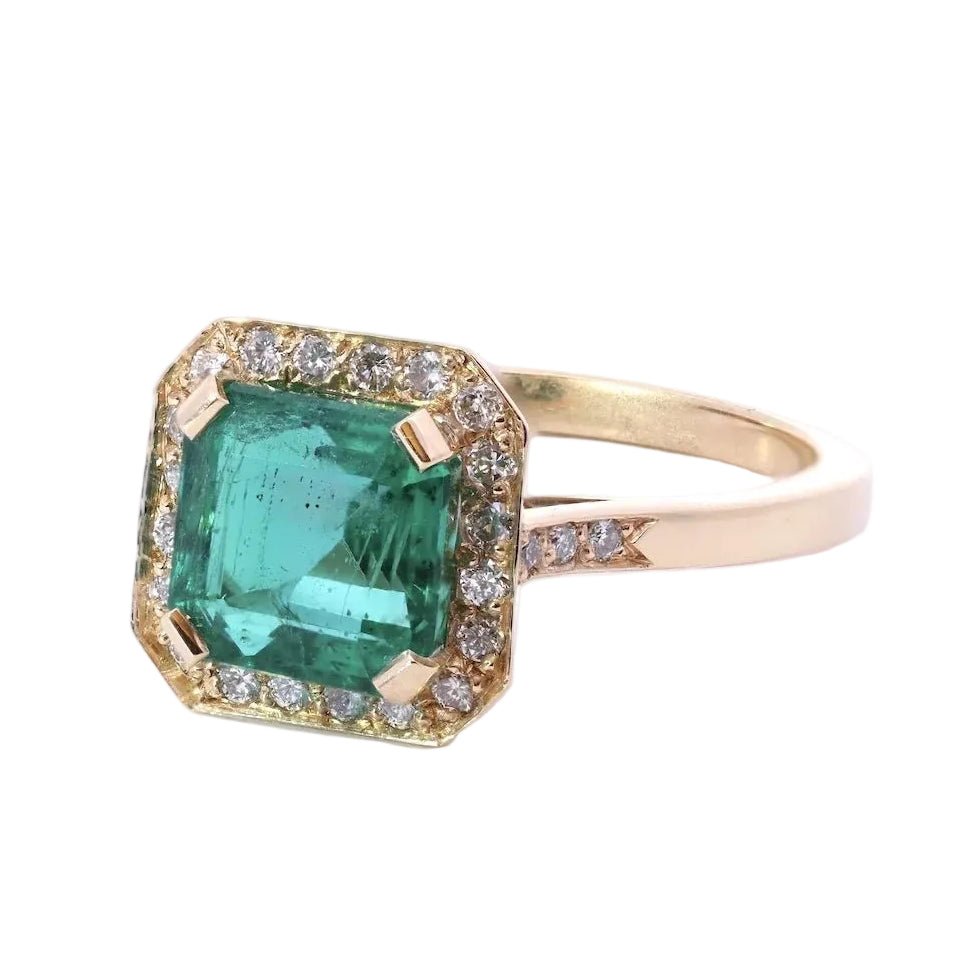 Bague Entourage en or jaune, émeraude et diamants - Castafiore