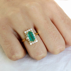 Bague Entourage en or jaune, émeraude, et diamants - Castafiore
