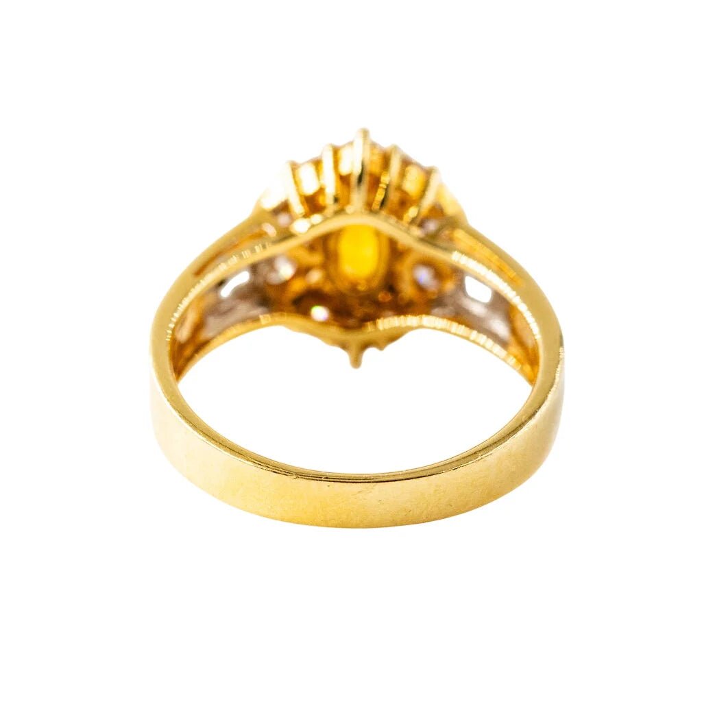 Bague Entourage en or jaune, saphir orange et diamants - Castafiore